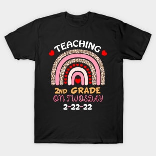 teaching 2nd grade on twosday 2222022 T-Shirt